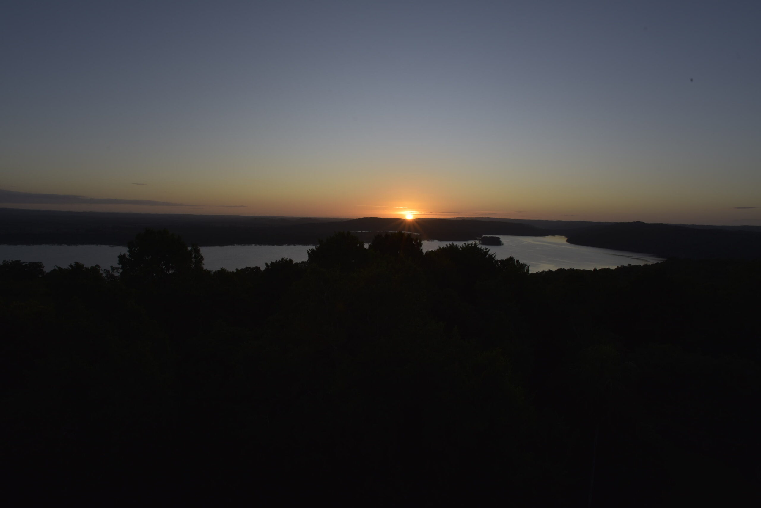Atardecer sobre una laguna de Petén